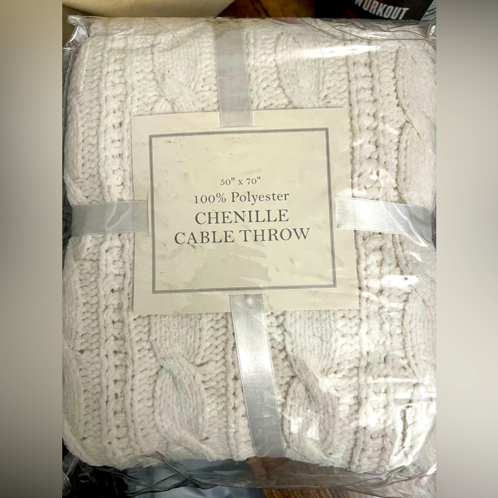 Chenille cable throw blanket